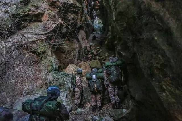 官兵執(zhí)行巡邏任務(wù)